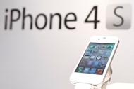 2011 – iPhone 4S – Um ano depois do 4, a Apple lançou o 4S, idêntico ao seu antecessor mas com um processador bem mais rápido. E se o “S” no 3GS era para a velocidade, no 4S foi para introduzir a “Siri”, uma assistente pessoal virtual.