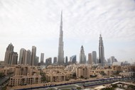 O edifício mais alto do mundo, no Dubai, custou 1,5 mil milhões de dólares. Os seus 828 metros de altura, divididos em 163 andares, levaram seis anos a erguer.  Ficou concluído em 2010.