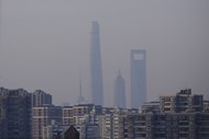 O segundo edifício mais alto do mundo, em Shanghai, na China, tem 632 metros e 128 andares acima do solo. Demorou seis anos a ser construído. Tem escritórios, um hotel e 106 elevadores.