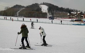 Dona de marca de ski sobe mais de 30% após oferta da Anta Sports
