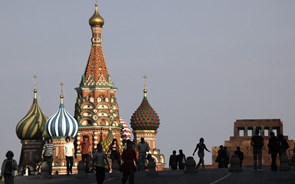 Fechada há três semanas, bolsa de Moscovo proíbe 'short selling'