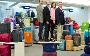 Modarte dezfaz as malas Samsonite que ia aviar para Angola