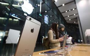 BLOOMBERG TV - Apple Forecasts First Sales Decline Since 2003