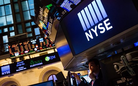 Wall Street em alta a recuperar de perdas e apoiada pelos lucros do JP Morgan Chase