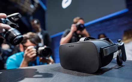 Óculos de realidade virtual do Facebook chegam ao mercado com analistas pouco confiantes