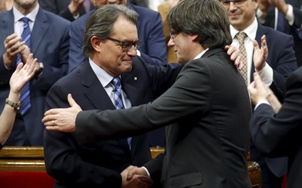 Puigdemont empossado presidente do governo regional da Catalunha