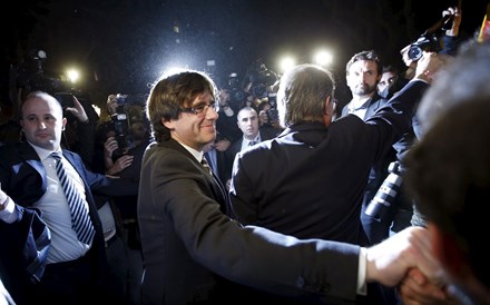 Carles Puigdemont lidera o governo catalão desde Janeiro de 2016. O ex-autarca de Girona sucedeu a Artur Mas, que acaba de receber uma notificação milionária do Tribunal de Contas.