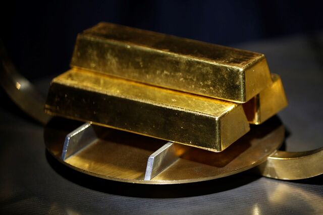 Procura por refúgio leva ouro a máximos de um mês