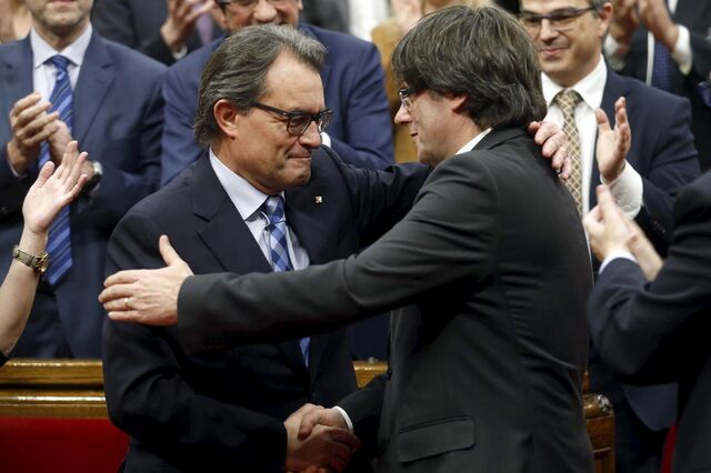 Puigdemont empossado presidente do governo regional da Catalunha