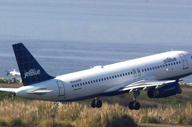 JetBlue afunda após cortes de rating