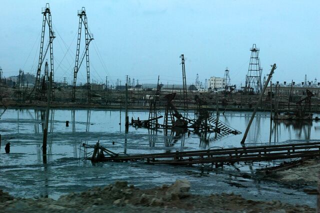 Azerbaijão em risco de resgate com queda do petróleo