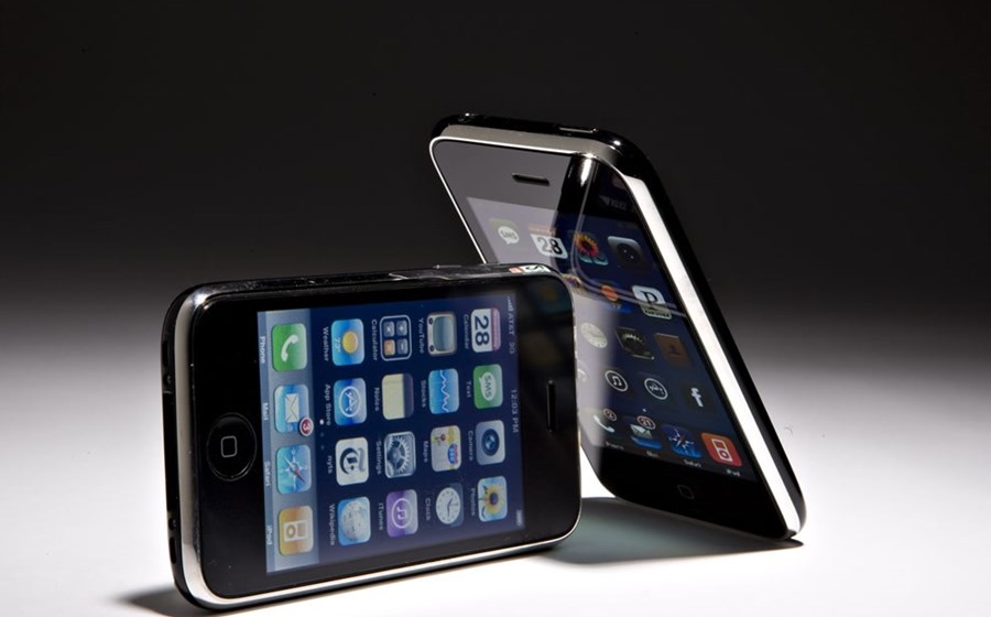 2008 – iPhone 3G – Ano e meio depois do lançamento do primeiro, a Apple avançou com a segunda geração do iPhone. O 3G acentuou o sucesso do “smartphone” da fabricante de Cupertino, na Califórnia.