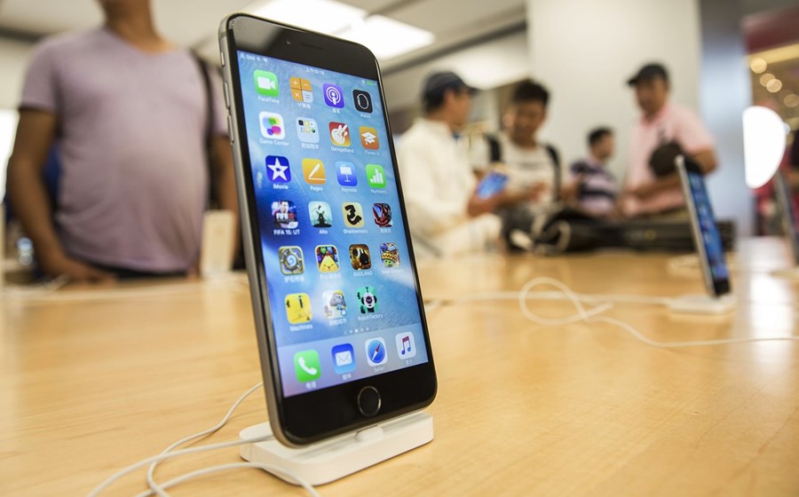 2015 - iPhone 6S/6S Plus – Mantendo a lógica, a Apple apresentou em 2015 as versões “S” dos iPhone 6, equipamentos mais rápidos que passaram a incluir ecrãs sensíveis à pressão. Começou a ser vendido a 9 de Setembro.