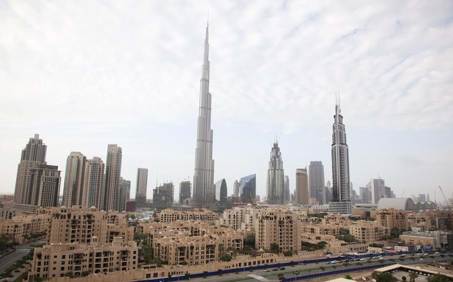 O edifício mais alto do mundo, no Dubai, custou 1,5 mil milhões de dólares. Os seus 828 metros de altura, divididos em 163 andares, levaram seis anos a erguer.  Ficou concluído em 2010.