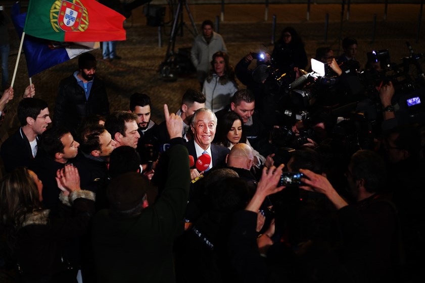 Marcelo Rebelo de Sousa foi completamente engolido pela multidão de apoiantes e jornalistas que o esperava na Faculdade de Direito da Universidade de Lisboa, onde fez o discurso de vitória. O Presidente eleito acompanhou a noite eleitoral na sede de candidatura, em Belém.