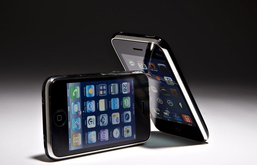 2008 – iPhone 3G – Ano e meio depois do lançamento do primeiro, a Apple avançou com a segunda geração do iPhone. O 3G acentuou o sucesso do “smartphone” da fabricante de Cupertino, na Califórnia.