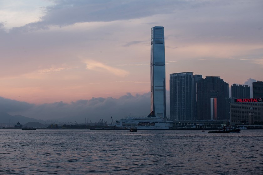 Em Kowloon, em frente a Hong Kong, na China, impõe-se o International Commerce Centre, o sétimo arranha-céus mais alto do planeta e o quarto maior da Ásia. Ergue-se por 484 metros e 108 pisos.