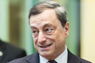 Mario Draghi: O presidente do BCE auferiu 385,86 mil euros em 2015, recebendo 20% da soma de 1,82 milhões de euros destinada aos membros do Conselho Executivo do banco central. O valor corresponde a um aumento de 1,65% face a 2014.