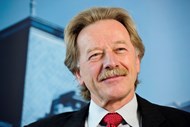 Yves Mersch: O antigo governador do banco central do Luxemburgo também auferiu 275,4 mil euros em 2015, tendo também um aumento semelhante ao dos outros colegas da Comissão Executiva do BCE. Mersch está em Frankfurt desde Dezembro de 2012.