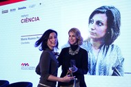Maria Nunes Pereira, directora de tecnologias adesivas da Gecko Biomedical, recebeu o Prémio Ciência pela mão da directora da Máxima Fernanda Soares.