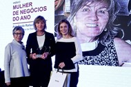 Ana Paula Rafael administradora da Dielmer recebeu o prémio Mulher de Negócios. Ao seu lado Helena Garrido directora do Negócios e Ana Mendonça administradora da Cofina Media