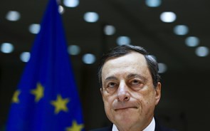 Porque é que o euro não afunda? A culpa é de Draghi