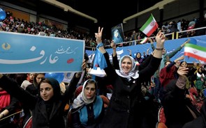 Irão: Ultra-conservadores perdem terreno nas eleições