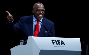 Um dos cinco candidatos à presidência da FIFA desistiu ainda antes da votação