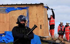 França começa a desmantelar parte do campo de refugiados em Calais