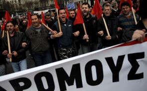 Manifestantes envolvem-se em confrontos com a polícia em Atenas em dia de greve