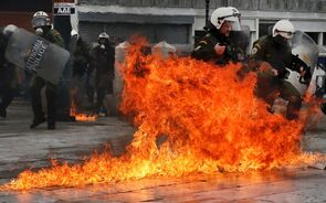 Manifestantes envolvem-se em confrontos com a polícia em Atenas em dia de greve