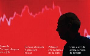 Bolsa de Moscovo fecha temporariamente após queda histórica de 33%