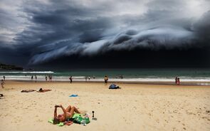 Nature, first prize singles - Rohan Kelly, Austrália - Storm Front on Bondi Beach