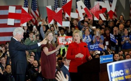 Se vencer as eleições, Hillary Clinton vai pôr Bill a tratar da economia