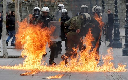 Fotogaleria: Confrontos com a polícia em dia de greve geral em Atenas