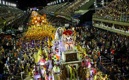 Carnaval: a crise bateu o pé ao samba brasileiro