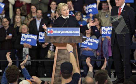 Hillary Clinton fica em segundo lugar nas primárias de New Hampshire com 38% dos votos.