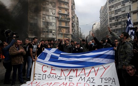 Juros da dívida grega em máximos de Agosto em clima de confrontos, recessão e avisos