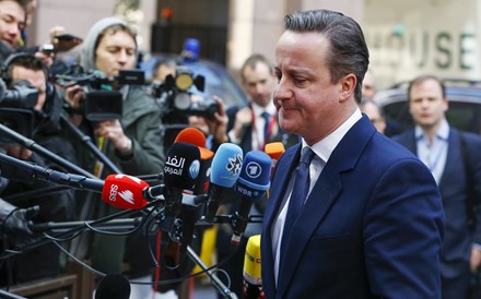 Centenas de manifestantes pedem em Londres demissão de Cameron