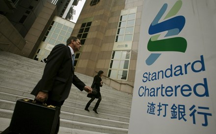 Standard Chartered passa de lucros a prejuízos de 1,5 mil milhões em 2015