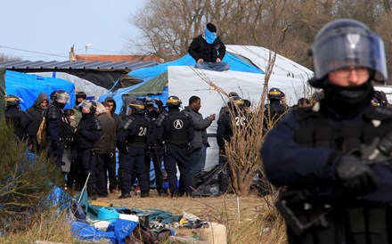 França começa a desmantelar parte do campo de refugiados em Calais