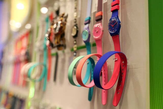 Franco suíço troca as horas à Swatch