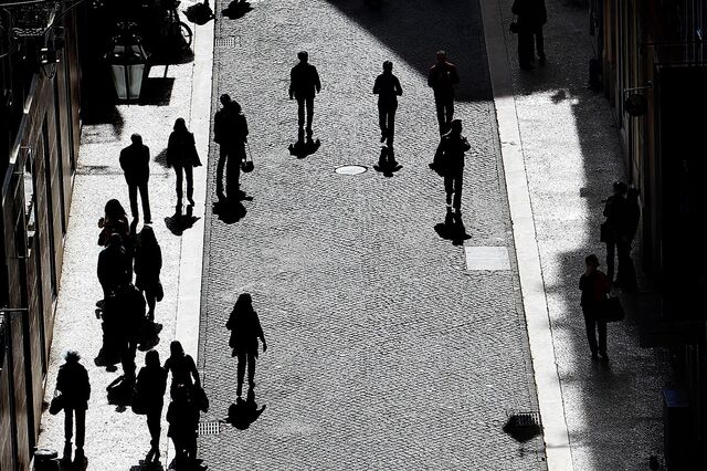 Fim dos duodécimos e aumento do consumo ditam queda da poupança