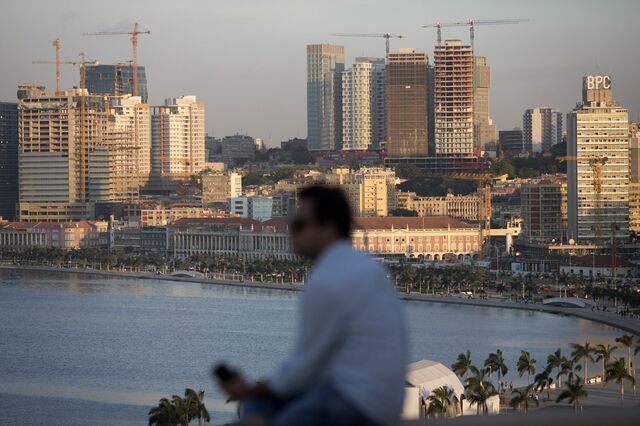 Angola emite 1.300 milhões de euros em dívida pública indexada ao dólar até ter Orçamento