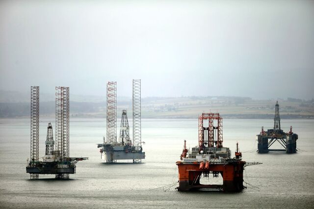 Petróleo acentua descida para 3% após subida das reservas nos EUA