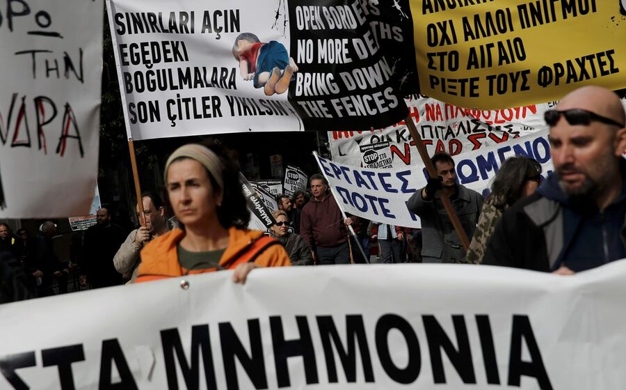 Manifestantes envolvem-se em confrontos com a polícia em Atenas em dia de greve