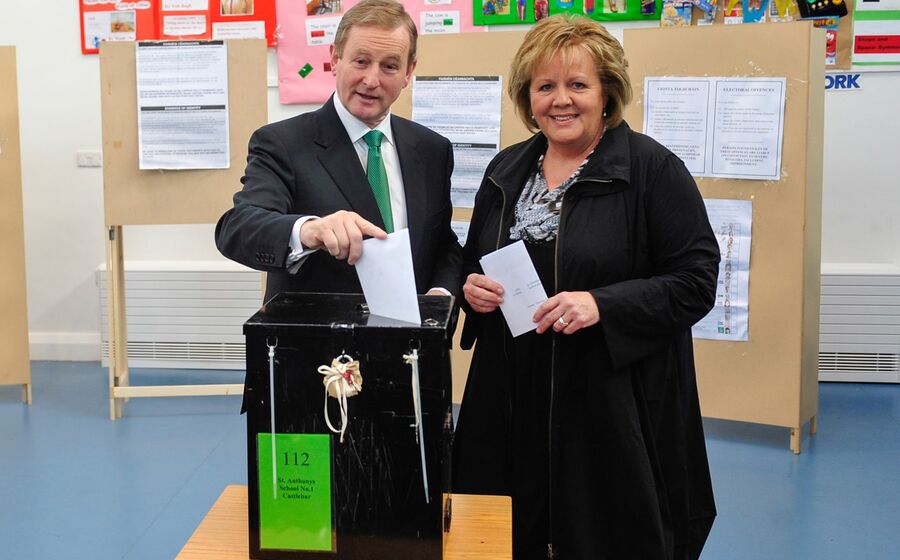 Enda Kenny votar eleições irlanda