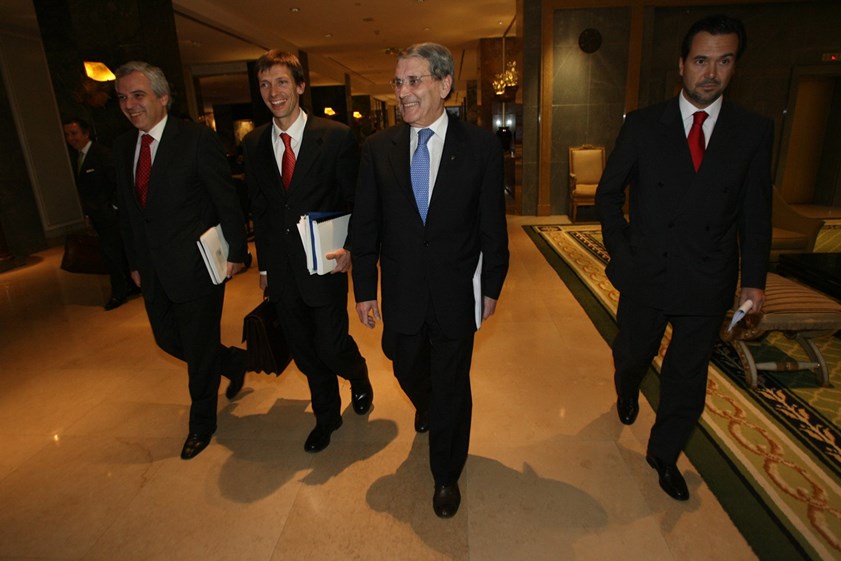 Paulo Azevedo teve todo apoio do pai, Belmiro de Azevedo, o presidente da Sonae, para lançar uma OPA sobre a PT. A de 7 de Fevereiro, no dia a seguir ao anúncio, explicaram a ideia que tinham para o sector. Ao lado do número dois do grupo, Ângelo Paupério, e de Horta Osório presidente do Santander, o banco financiador.