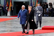 António Costa visitou Angela Merkel na Alemanha a 5 de Fevereiro, com a crise de refugiados na agenda. No mesmo dia que em Lisboa o Orçamento foi entregue no Parlamento, o primeiro-ministro português garantiu: 'Não vim incomodar a sra. Merkel com o OE português, ela tem o dela para se preocupar'.