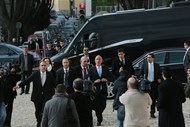 O dia começou cedo. Marcelo Rebelo de Sousa, ainda Presidente eleito, surgiu na Assembleia da República a pé e sozinho. Vinha da casa dos pais. 